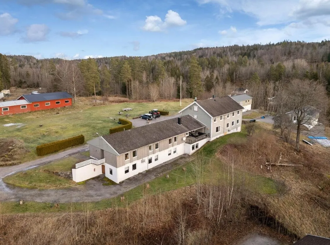 Kjønnerød gård i Ramnes sett fra lufta, med gårdstunet omgitt av skog